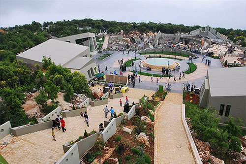 Diplomáticos y periodistas cubanos recorren museo de Hezbolá